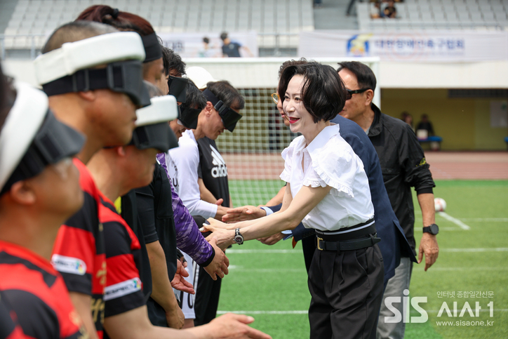 롯데장학재단 장혜선 이사장이 경기에 앞서 시각장애인축구선수들에게 인사를 건네고 있다. (자료 = 롯데장학재단)
