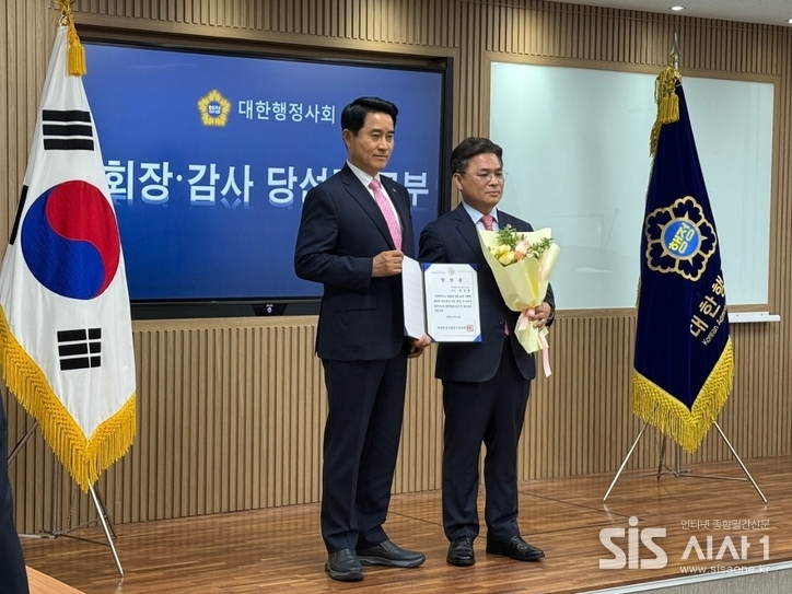 사진 우측 대한행정사회 제3대 회장 선거에서 압도적인 지지를 받고 당선된 윤승규 행정사가 축하 꽃다발을 받은 뒤 기념촐영을 하고있다. (사진=장경훈 인턴기자)