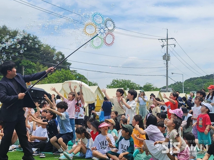  고려아연 온산제련소 임직원과 가족 400여명이 가정의달 행사 '폭싹 모였수다!'에 참여했다(사진=고려아연)