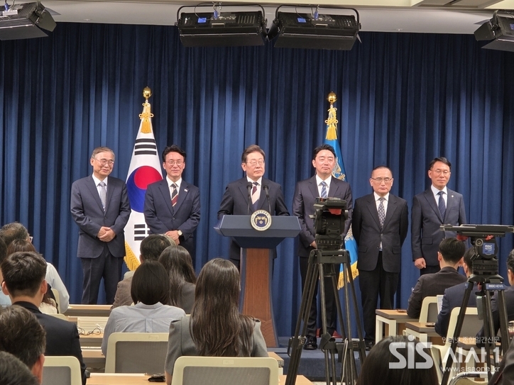 사진왼쪽부터 이종석 국가정보원장 후보자, 김민석 국무총리 후보자, 이재명 대통령, 강훈식 대통령 비서실장, 위성락 안보실장, 황인권 경호처장이다. (사진=윤여진 기자)