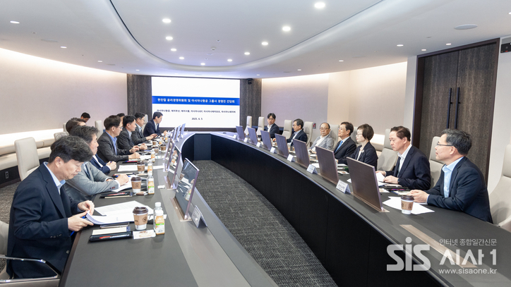  한진그룹은 5일 한진칼, 대한항공 등 그룹 핵심 경영진을 포함한 한진칼 윤리경영위원회와 아시아나항공 주요계열사 경영진이 참석한 가운데, 각 그룹사의 윤리·준법경영 활동을 공유하고 통합·발전 방안을 모색하는 간담회를 진행했다. (자료 = 한진그룹)