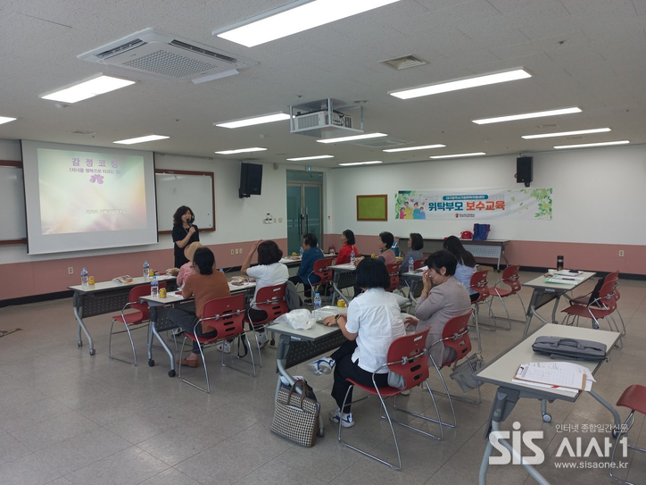 군위에 위치한 삼국유사교육문화회관에서 3차 일반위탁부모 보수교육을 진행하고 있는 모습. (자료 = 대구가정위탁지원센터 )