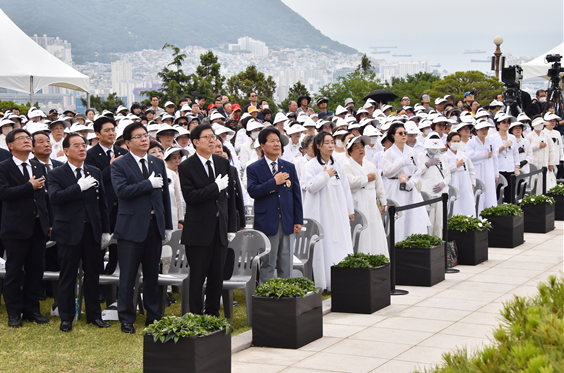 제 70회 현충일 추념식에서 참석자들이 중앙공원 충혼탑 앞에서 묵념을 하고 있다(사진=부산광역시 제공)