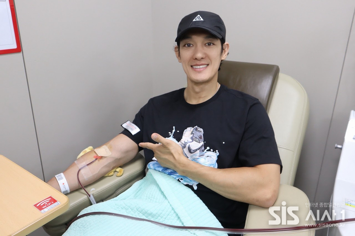 헌혈에 참여한 박재민 배우가 기념사진을 찍고 있다. (자료 = 대한적십자사)