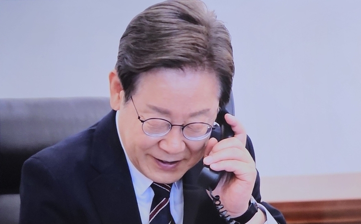 이재명 대통령이 전화 통화를 하고 있다.(사진=YTN 뉴스화면 캡쳐)