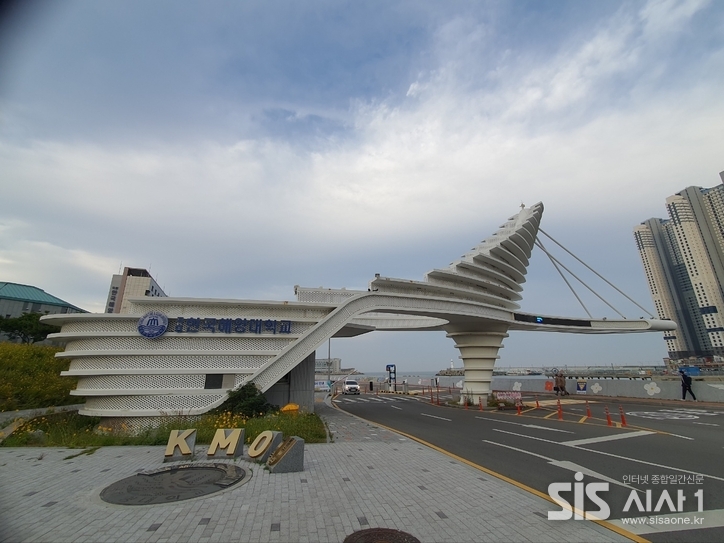 국립한국해양대학교 정문. 차량 진입이 가능한 도로로 캠퍼스 내부로 연결된다. (사진=노은정 인턴기자) 2025. 06. 10/ 시사1 캠퍼스 중심부에 위치한 조형물. 주요 건물과 실습 구역 진입로에 놓여 있다. (사진=노은정 인턴기자) 2025. 06. 10/ 시사1<br>
<br>
