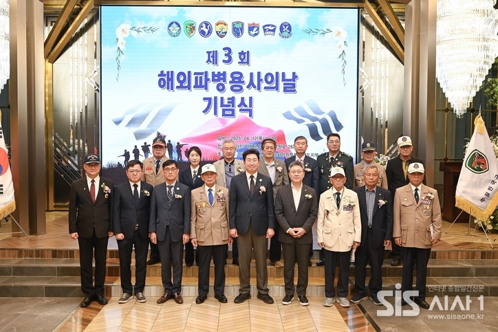 원강수 원주시장, 해외파병 유공자, 보훈단체 관계자들이 해외파병용사의 날 기념 촬영. (자료=원주복지정책과)