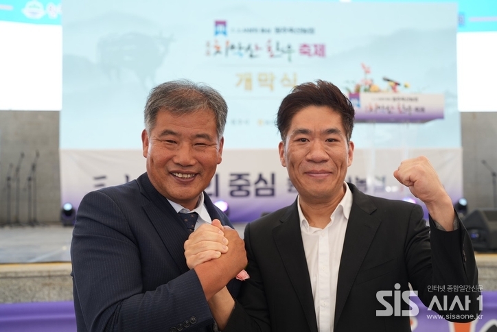원주시청공무원노동조합 문성호사무국장(오른쪽)과 원주축협 신동훈 조합장이 제11회 치악산한우축제에서 관내 취약계층을 위한 치악산한우 사골곰탕팩 500개 후원행사를 진행하고 악수를 하고 있다. (자료 = 원공노)