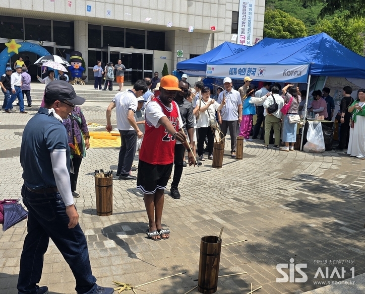 한국 전통놀이인 투호 체험에 참여 중인 외국인 참가자 들이다.(사진=신옥 인턴기자)