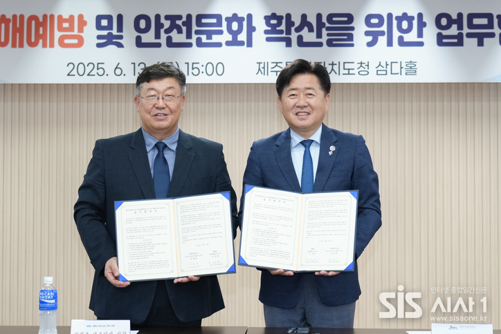 박철호 동아오츠카 대표이사 사장(왼쪽)과 오영훈 제주지사가 기념촬영을 하고 있다. (자료 = 동아오츠카)