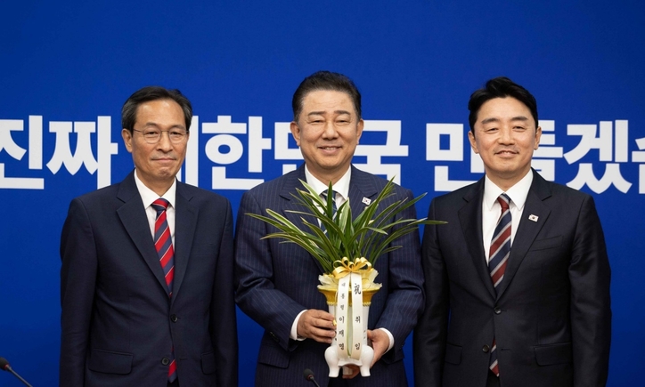 김병기 더불어민주당 대표 직무대행과 강훈식 대통령 비서실장, 우상호 정무수석비서관. / 민주당