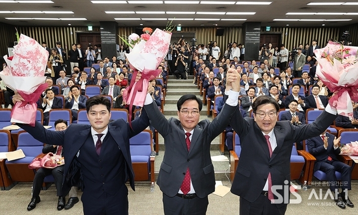 지난 16일 오후 국민의힘 의원총회에서 투표를 거쳐 송언석 의원이 신임 원내대표로 선출됐다. / 국민의힘