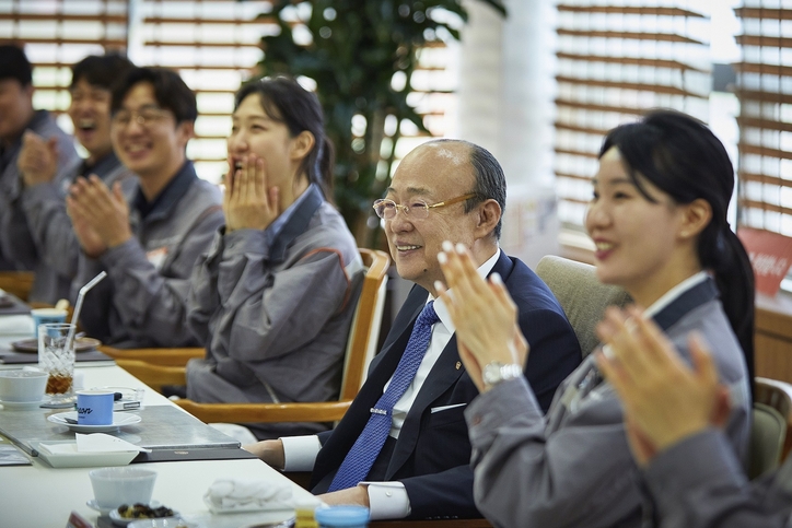 김승연 회장이 한화토탈에너지스 대산공장 직원들과 오찬을 하며 환담을 나누고 있다. / 한화