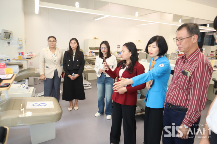 라오스 적십자사 방문단이 헌혈의집 강남역센터를 견학하고 있다. (자료 = 대한적십자사)