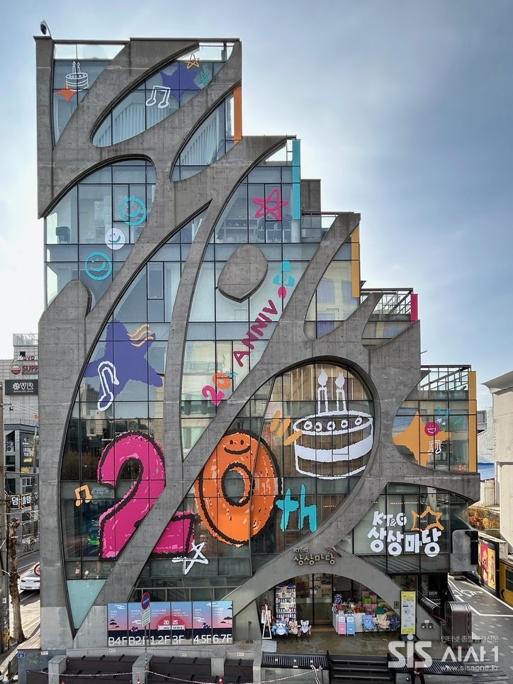  KT&G가 한국 사진가 지원 프로그램인 ‘제16회 KT&G SKOPF(Sangsangmadang Korean Photographer’s Fellowship)’에서 올해의 사진가 3인을 선발했다. 사진은 ‘KT&G 상상마당 홍대’ 건물 전경 사진. (자료 = KT&G)