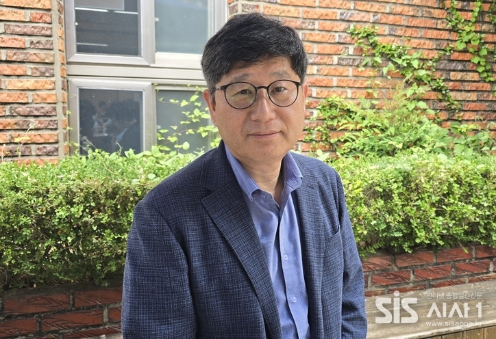 경기대학교 범죄심리학과 윤웅장 초빙교수가 시사1과 인터뷰를 마친 후 사진 촬영에 포즈을 취하고 있다. (사진=신옥 기자)