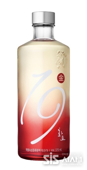 프리미엄 증류식 소주 ‘화요19金’ (자료 = 화요)