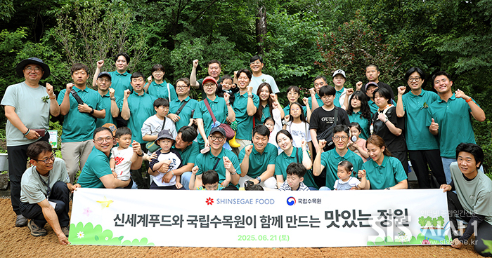 21일 경기 포천시 국립수목원애서 신세계푸드 임직원과 가족들이 식물원 내 정원 조성활동을 하고 있다. 이 날 신세계푸드는 유네스코 생물권보전지역으로 지정된 광릉숲 및 국립수목원 일대의 생물 다양성 교육과 조류 먹이주기 체험, 식용으로도 활용이 가능한 자생식물과 채소류 50여종 식재 및 국립수목원 전시원 관리 부산물로 제조된 친환경 비료 시비 등의 활동을 진행하며 정원 조성 봉사활동에 나섰다. (자료 = 신세계푸드)