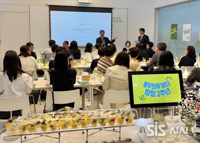 지난 20일 경기도 용인시 양지면에 위치한 자회사형 장애인 표준사업장 ‘풀무원투게더’에서 열린 풀무원투게더 설립 2주년 기념 임직원 가족 초청 행사에서 풀무원푸드앤컬처 이동훈 대표(사진)가 풀무원투게더 장애인 근로자 가족들에게 감사 인사를 전하고 있다. (자료 = 풀무원푸드앤컬처)
