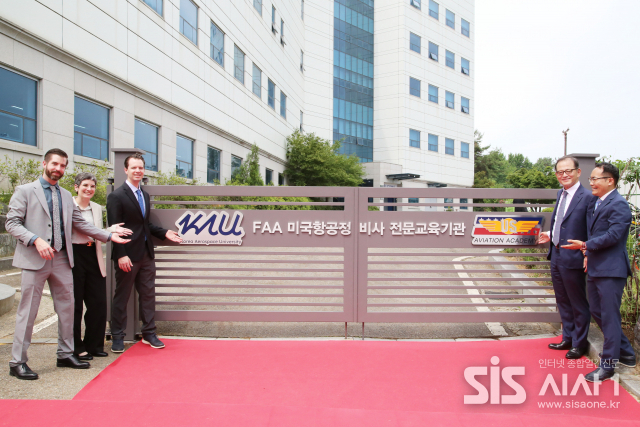 한국항공대, USAA 관계자들이 제막식 후 기념촬영을 하고 있다. 왼쪽부터 USAA의 스콧 사이크스 개발총괄책임자, 스토미 사이크스 교육책임자, 저스틴 사이크스 CFO, 한국항공대의 허희영 총장, 김종복 항공기술교육원 부원장 (자료 = 한국항공대)