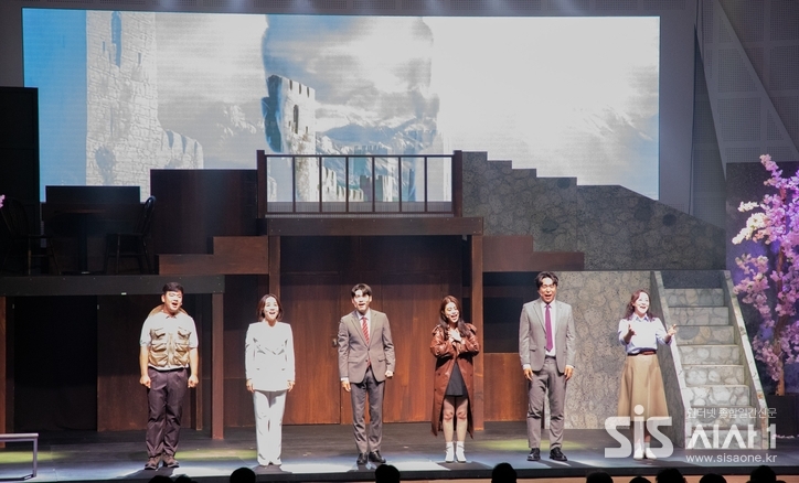 모든 주인공들이 무대에 함께 올라 피날레 곡을 부르며 커튼콜을 장식하는 장면이다.(사진=신옥 기자)