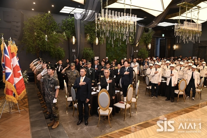 6.25전쟁 발발 제75주년 기념식 개최, 국기에 대한경례를 하고있다.(자료=복지기획팀)