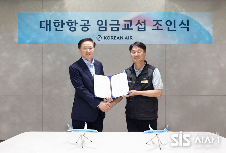 우기홍 대한항공 부회장(왼쪽)과 조영남 대한항공 노동조합위원장(오른쪽)이 기념사진을 촬영하고 있다. (자료 = 대한항공)