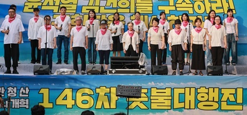 촛불시민합창단이 '조일권의 노래'를 합창하고 있다(이호)