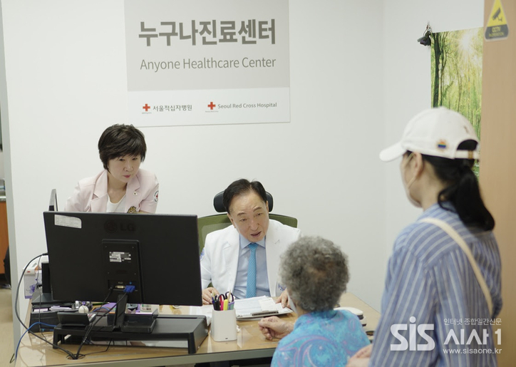 지난 28일 대한적십자사 김철수 회장이 서울적십자병원 누구나진료센터에서 진료 봉사에 참여하고 있다. (자료 = 대한적십자사 의료원)