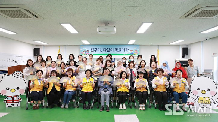 적십자사 서울지사 서부봉사관에서 다문화가정 이주민 여성 정작 지원 프로그램인 '다같이학교' 입학식이 개최됐다. (자료 = 대한적십자사 서울특별시지사)