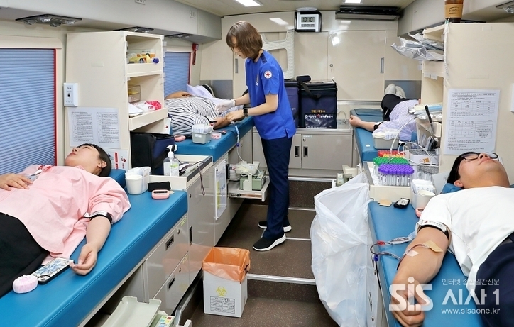 하림 본사 앞에 마련된 헌혈 버스에서 임직원들이 '사랑의 헌혈' 캠페인에 참여하고 있다. (자료 = 하림)