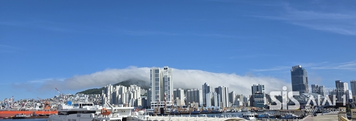 부산 중구 이순신대로에서 바라 본 영도가, 마치 자연이 선물한 예술 작품처럼 신비로운 모습으로 아름다움을 드러냈다. (사진=이선엽 기자)