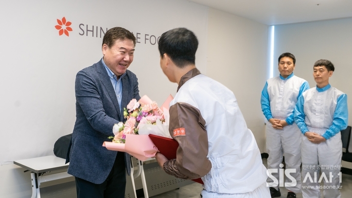 1일 신세계푸드 강승협 대표이사가 오산공장의 남민우 사원과 협력회사 직원 2명 등 총 3명에게 우수사원 시상을 하고 있다. 우수사원으로 선정된 3명은 지난 5월 16일 오산공장에서 심근경색으로 쓰러진 현장 동료에게 신속한 응급조치와 심폐소생술(CPR)을 실시해 동료의 생명을 구했다. (자료 = 신세계푸드)