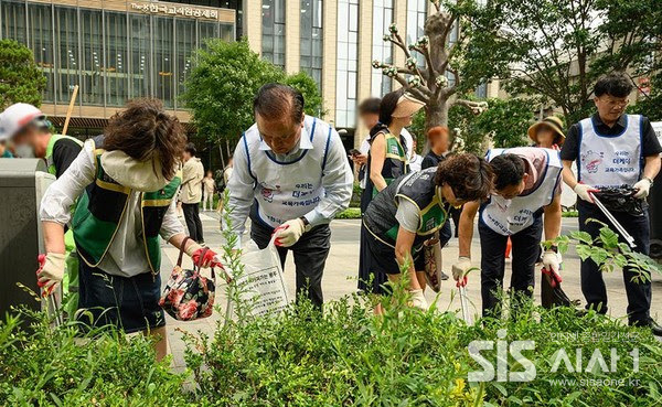 한국교직원공제회 임직원들과 여의도동 지역주민들이 여의도역 인근에서 환경정화 활동을 펼치고 있다. (자료 = 한국교직원공제회)