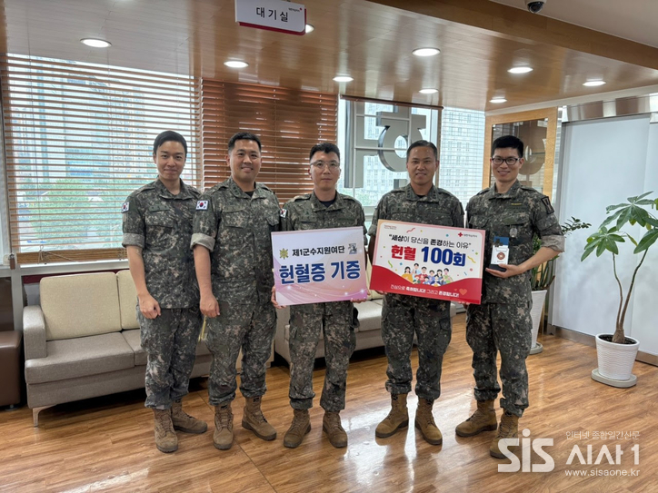 제1군수지원여단 장병들이 헌혈의집 연신내센터에서 동시에 헌혈에 참여하고 헌혈증서 222매를 기부했다. (자료 = 대한적십자사) 