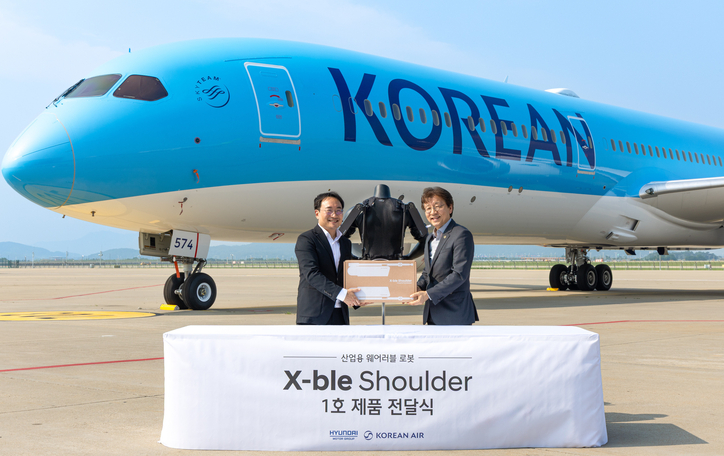왼쪽부터 현대차·기아 로보틱스랩 현동진 상무와 대한항공 항공우주사업본부 정현보 상무가 엑스블 숄더 1호 전달식 후 기념 촬영을 하고 있다. / 현대차