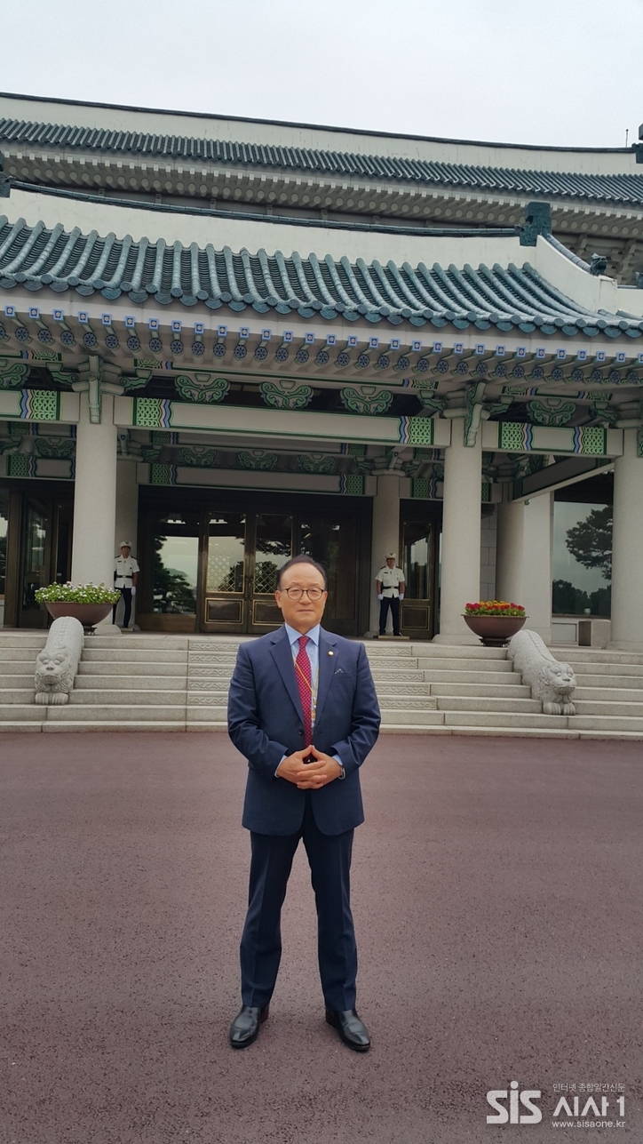 청와대 본관 앞에서의 김병수 경호원(사진제공 = 김병수 경호원)