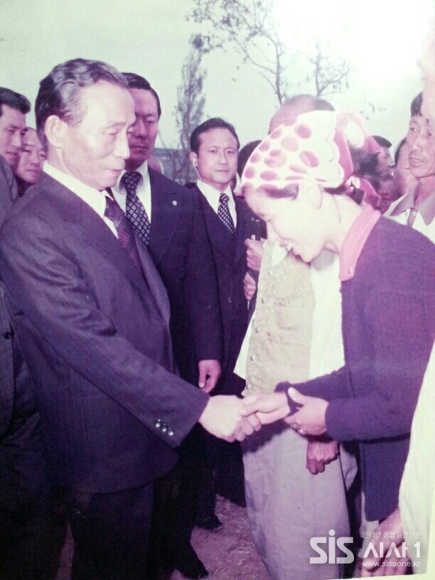 1975년 당시 박정희 대통령이 국민과 인사를 나누는 현장에서, 김병수 경호원(사진 중앙 뒷편)이 근접 경호 중인 모습. (사진제공=김병수 경호원)