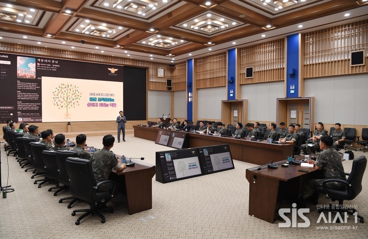 지난 7월 1일 공군본부 대회의실에서 실시한 '공군 조직문화와 성인지 리더의 역할'에 대한 강연 장면(사진=공군본부 제공)