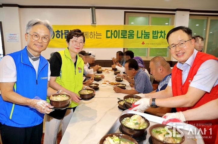 '하림 사랑나눔봉사단'이 이리중앙교회에서 지역 소외계층 어르신 450여명을 초청해 사랑의 삼계탕 나눔 봉사를 진행했다. 왼쪽부터 부송종합사회복지관 고재일 관장, 익산시 복지국 나은정 국장, 하림 정호석 대표이사 (자료 = 하림)