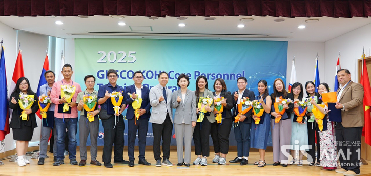 '2025 핵심인력 양성 프로그램' 수료식에서 참석자들이 기념사진을 찍고 있다. (자료 = 한국보건복지인재원)