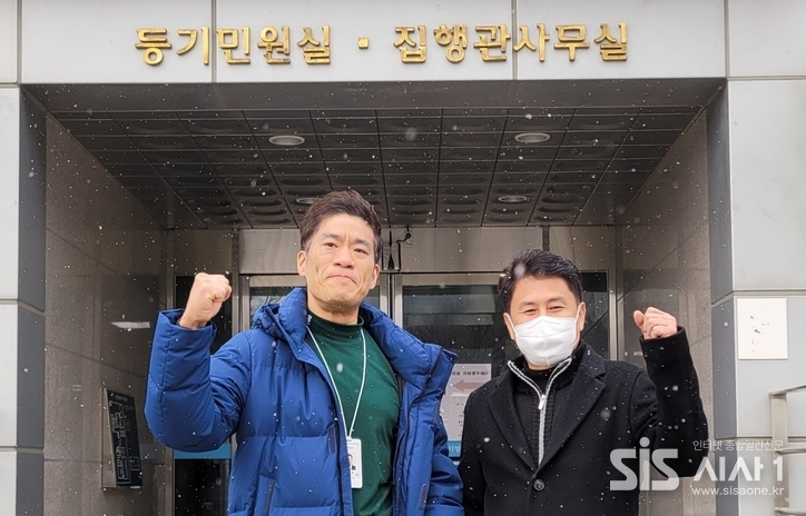  원주시청 공무원노조 관계자들이 지난 2022년 전공노 탈퇴 무효확인 소송 승소 판결 뒤 기념사진을 찍고 있다 (자료 = 원주시청 공무원노조)