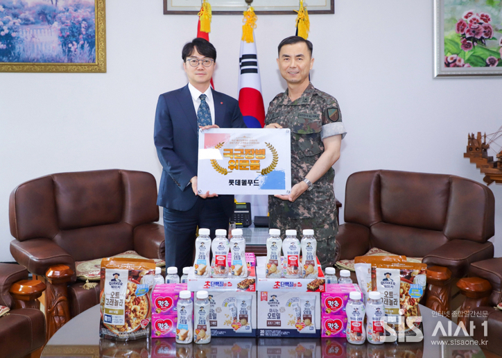 위세량 롯데웰푸드 커뮤니케이션부문장(왼쪽)이 제17보병사단을 방문해 위문품을 전달했다 (자료 = 롯데웰푸드)