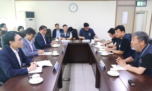 김동명 한국노총위원장과 권창준 노동부파관이 대화를 하고 있다(한국노총)..