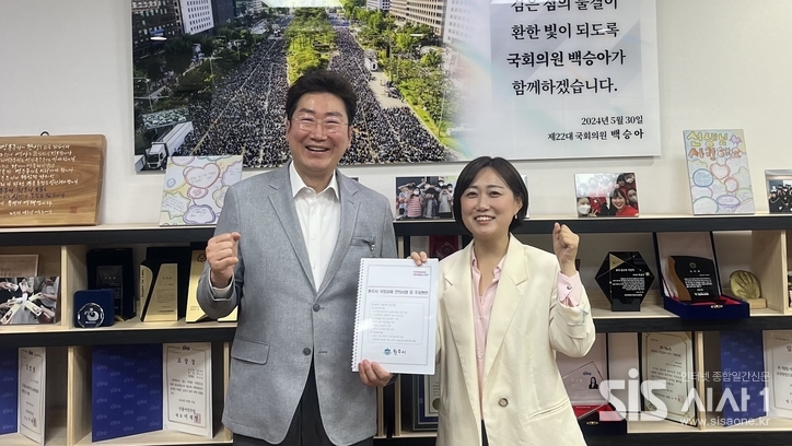 백성아 국회의원(오른쪽), 원강수 원주시장 국정과제 반영 및 국비 확보 방안을 논의하고 기념을 찍고있다. (자료=원주시)