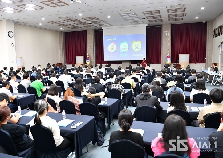 15일 부산시청 대회의실에서 진행된 '청년 마약류 범죄 예방 교육'에서 참가자들이 강연을 듣고 있다.(자료=부산광역시)