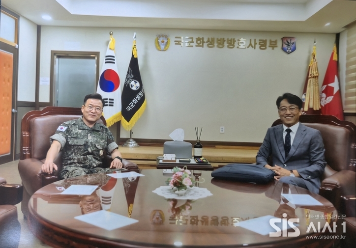 15일 국군화생방방호사령부에서 가진 청렴강의에 앞서 전종율사령관(좌)과 국가법정교육진흥원 대표 하충수 박사가 환남을 나누고 있다.(사진=부대 제공)