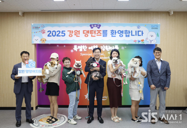 강원 댕턴즈 임명장 수여식 및 간담회 기념사진을 찍고있다. (자료=강원관광재단)
