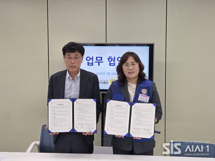 김상길 전라남도자원봉사센터장(왼쪽)과 박주영 바르게살기운동전라남도협의회장이 기념사진을 찍고 있다. (자료 = 전라남도자원봉사센터)