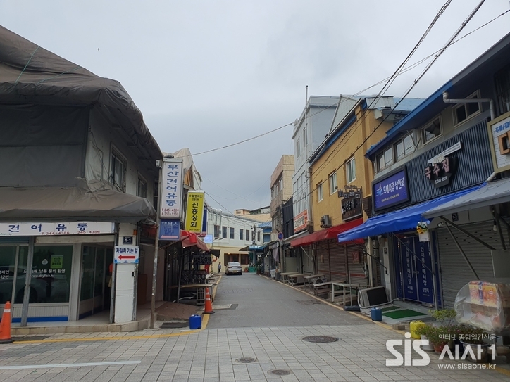 자갈치 시장 안쪽 거리는 줄지어 셔터가 내려져 있는 모습이다. (사진=노은정 기자). 2025. 7. 17 /시사1